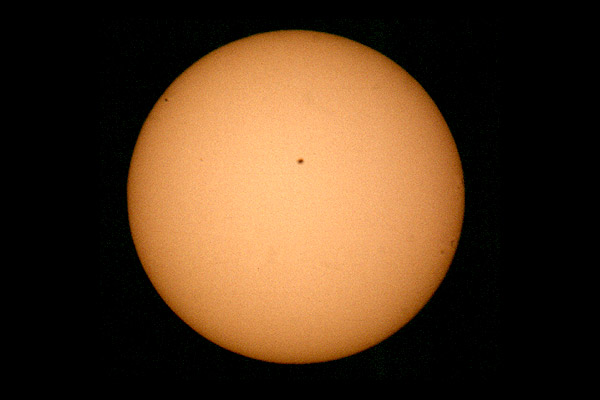 Merkur (oben links) vor der Sonne am 7. Mai 2003