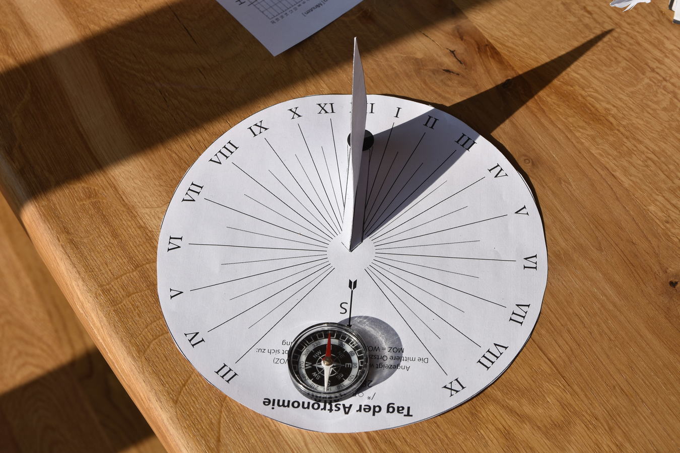 Horizontalsonnenuhr zum selber basteln am Tag der Astronomie online, 28