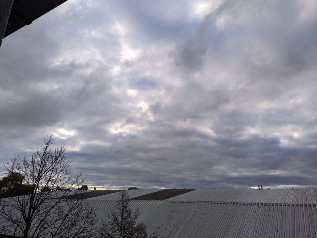 Dichte Wolken am Himmel vor dem Beginn der Sonnenfinsternis